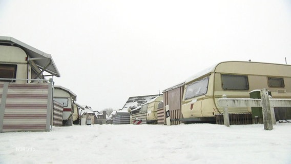 Neuharlingersiels Campingplatz mit seinen vielen dauerhaften Wohnmobilen durch die ein Weg verläuft © Screenshot 