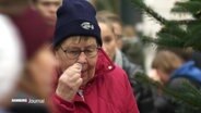 Eine ältere Frau, wischt sich die Nase mit einem Tuch © Screenshot 