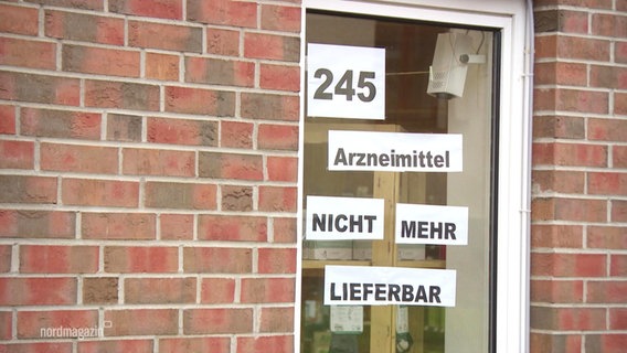 Ein Schild im Fenster einer Apotheke, darauf steht: "245 Arzneimittel nicht mehr lieferbar" © Screenshot 