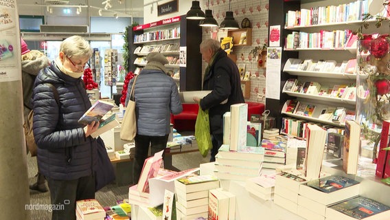Menschen beim Einkauf in einer Buchhandlung © Screenshot 