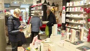 Menschen beim Einkauf in einer Buchhandlung © Screenshot 