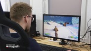 Eine Person spielt Fortnite an einem Computer © Screenshot 
