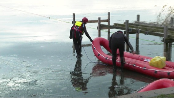 Rettungskräfte auf der Eisfläche des Steinhuder Meeres. © Screenshot 
