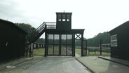 Das Tor zum KZ Stutthof in der Nähe von Danzig in Polen. © Screenshot 