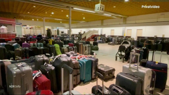 Hunderte Koffer am Hamburger Flughafen warten auf ihre Besitzer. © Screenshot 