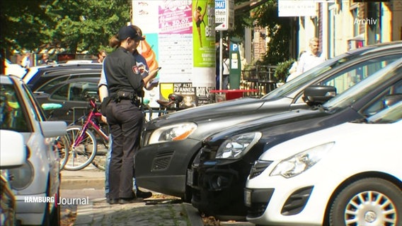 Personen des Ordnungsamt notieren sich ein falschparkendes Fahrzeug © Screenshot 