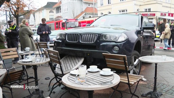 Ein SUV Auto steht auf dem Fussweg und kollidierte mit dem Aussenbereich eines cafes © Screenshot 
