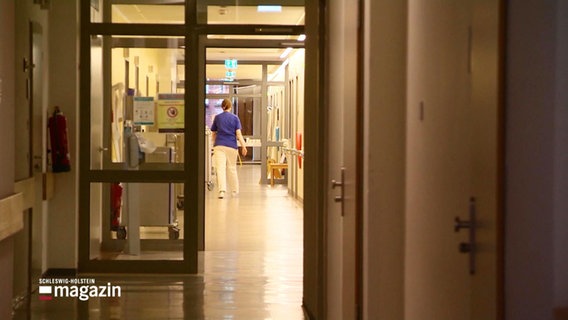 Eine Pflegerin läuft durch die Flure des Krankenhauses © Screenshot 
