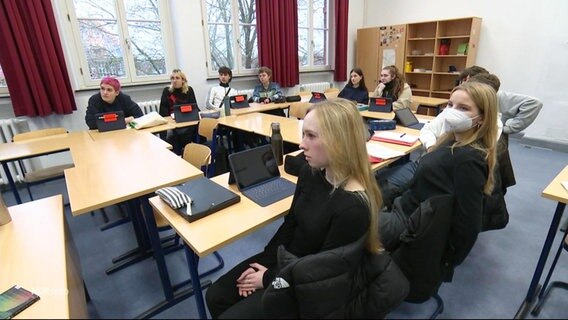 Schülerinen in einem Klassenraum. © Screenshot 