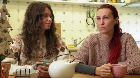 Olga und Katya sitzen an einem Küchentisch © Screenshot 