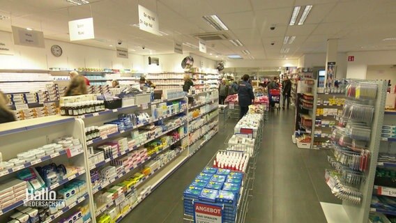 Blick in einen Gang in einer niederländischen Drogerie in dem die Warenregale mit Medikamenten gefüllt sind. © Screenshot 