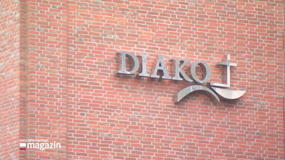 Das Wort DIAKO in metallenen Buchstaben an einer Backstein-Fassade © Screenshot 