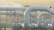 Das Rohrsystem und die Pipelines eines Flüssiggasterminals. © Screenshot 