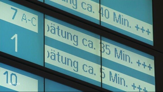 Auf einer Anzeigetafel in einem deutschen Bahnhof werden die VErspätungen mehrerer Züge verkündet. © Screenshot 