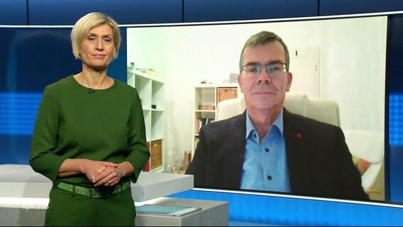 Moderatorin Susanne Stichler im Gespräch mit Migrationsforscher Dr. Franck Düvell. © Screenshot 