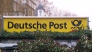Das Logo der Deutschen Post auf einem Schild © Screenshot 