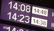 Eine Anzeige weist auf Verspätungen im Zugverkehr hin © Screenshot 