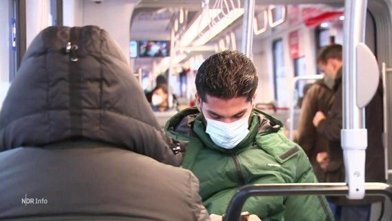 Passagiere mit Maske in einer Bahn. © Screenshot 