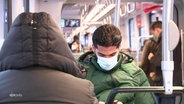 Passagiere mit Maske in einer Bahn. © Screenshot 