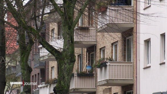 Ein Mehrfamilienhaus mit Balkonen © Screenshot 