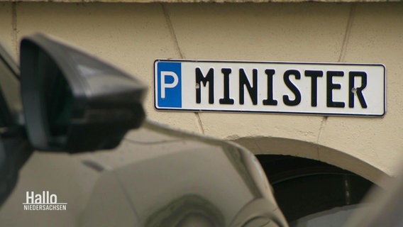 Ein Schild weist den Markplatz eines Ministers aus © Screenshot 