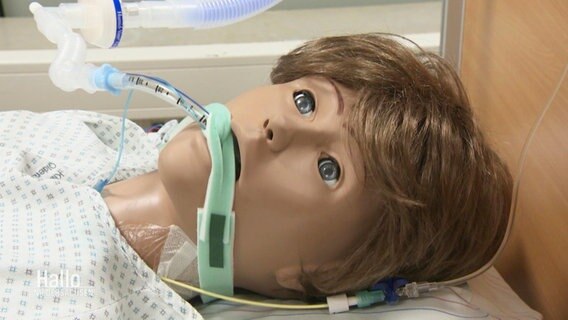 Ein menschlich aussehender Roboter liegt in einem Krankenbett © Screenshot 
