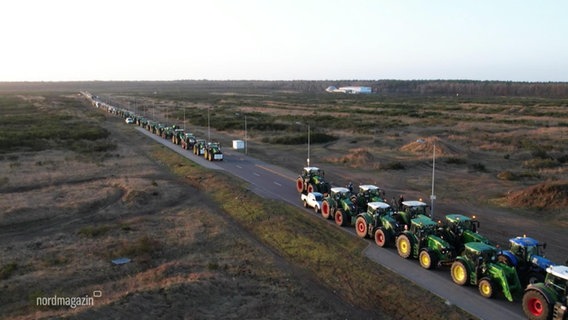 Eine Karavane von Tracktoren auf dem Weg zu einer Demonstration © Screenshot 