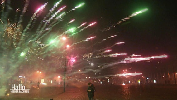 Buntes Feuerwerk in einer Innenstadt © Screenshot 