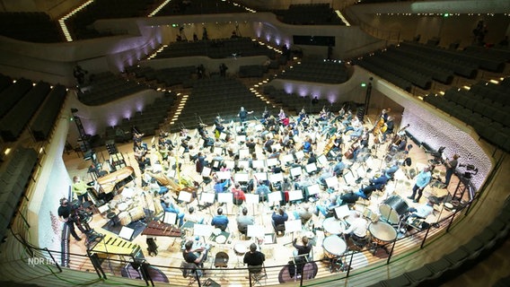 Im großen Saal der Hamburger Elbphilharmonie probt das NDR Elbphilharmonieorchester. © Screenshot 