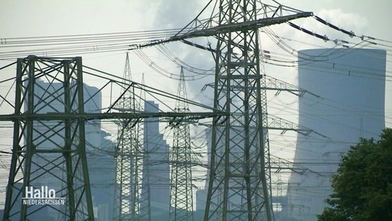 Blick in die Ferne auf Kühltürme eines Kraftwerks, im Vordergrund: Stromtrassen. © Screenshot 