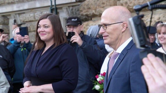 Katharina Fegebank und Peter Tschentscher von Menschen umringt vor dem Hamburger Rathaus © Screenshot 