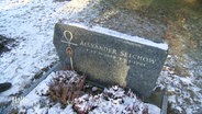 Der Grabstein des durch Neonazis ermordeten Antifaschisten Alexander Selchow © Screenshot 