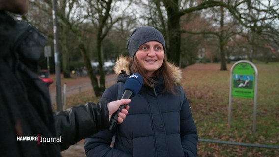 Eine Frau mit Mütze wird interviewt © Screenshot 