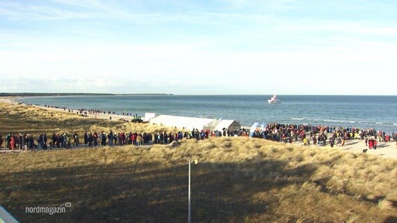 Der volle Prerower Strand beim Neujahrbaden © Screenshot 