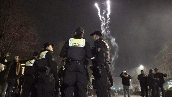 Einsatzkräfte der Polizei kontrollieren die EInhaltung des Böllerverbots an der Hamburger Binnenalster. © Screenshot 