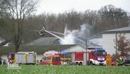 Einsatzkräfte der Feuerwehr löschen einen Brand. © Screenshot 