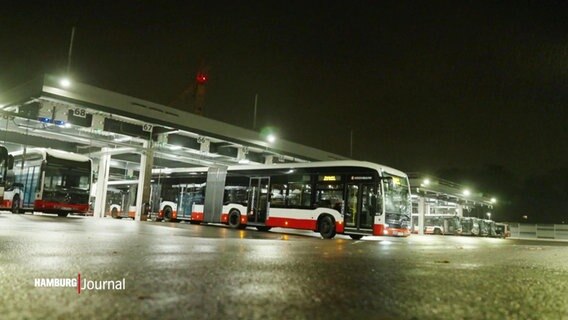 Ein Bus fährt aus einem Busbahnhof. © Screenshot 