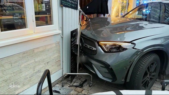 Ein Auto nach einem Unfall an einer Hauswand. © Screenshot 