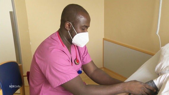 Der Pfleger Abdoulaye Kabore misst den Blutdruck. © Screenshot 