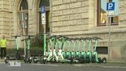 E-Roller stehen aufgreiht in einem ihnen zugewisenen Parkplatz © Screenshot 