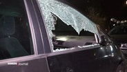 Eine eingeschlagene Fensterscheibe eines Autos. © Screenshot 