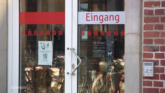 Eingangstür mit Sparkassensymbolen auf der Eingang steht © Screenshot 