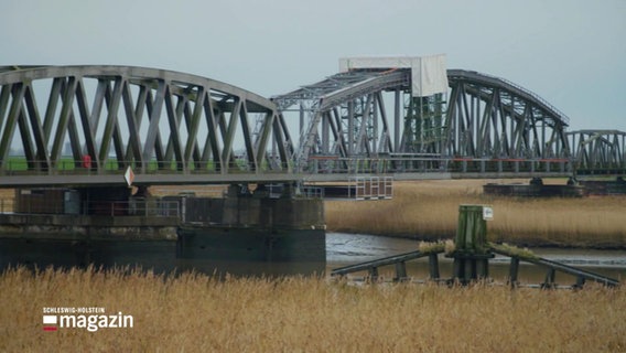 Eine Eisenbahnbrücke bei Friedrichstadt. © Screenshot 