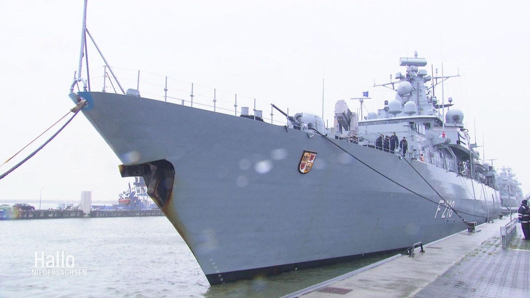 Ein Kriegsschiff liegt an einem Hafen