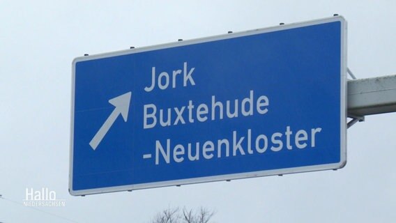 Ein Autobahnschild weist auf den Stadtteil Neuenkloster hin © Screenshot 