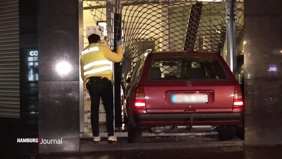 Ein Auto steckt im Sicherheitsgitter eines Geschäftes. © Screenshot 