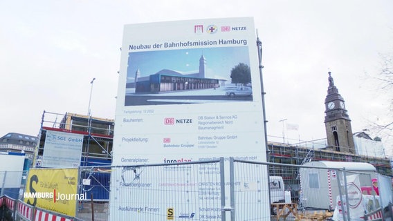 Schilder stehen vor der umgebauten Bahnhofsmission am Hamburger Hauptbahnhof. © Screenshot 