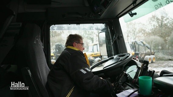 Lastkraftfahrerin Kerstin Tödter sitzt im Cockpit ihrer Zugmaschine. © Screenshot 