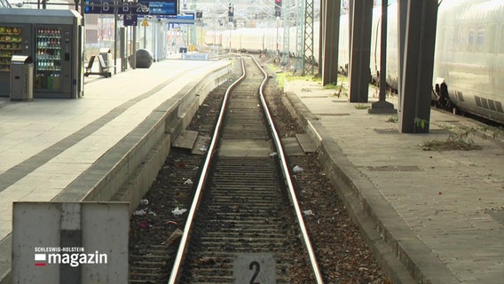 Ein leeres Gleis in einem Bahnhof. © Screenshot 