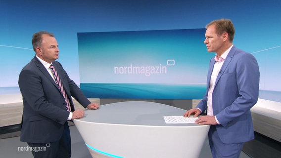 Moderator Thilo Tautz im Gespräch mit dem Chef der Arbeitsagentur Nord Markus Biercher © Screenshot 